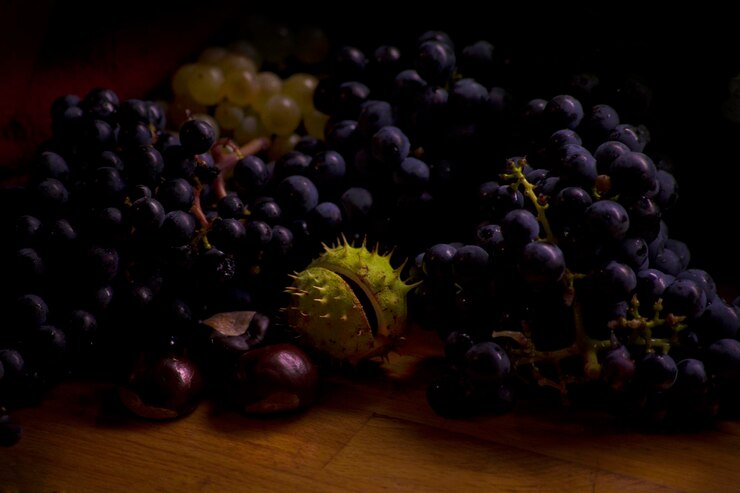 Foto primer plano de las uvas en la mesa