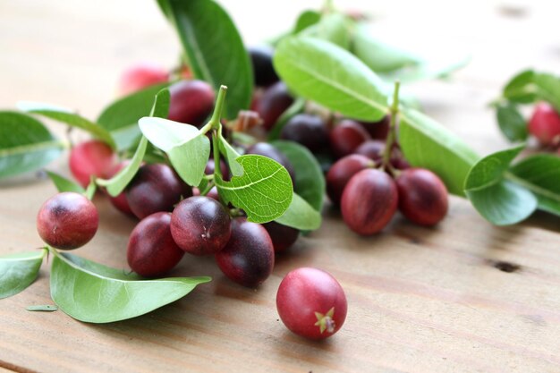 Primer plano de las uvas en la mesa