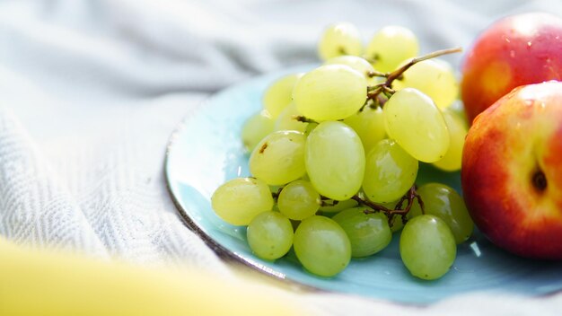 Foto primer plano de las uvas en un plato sobre la mesa