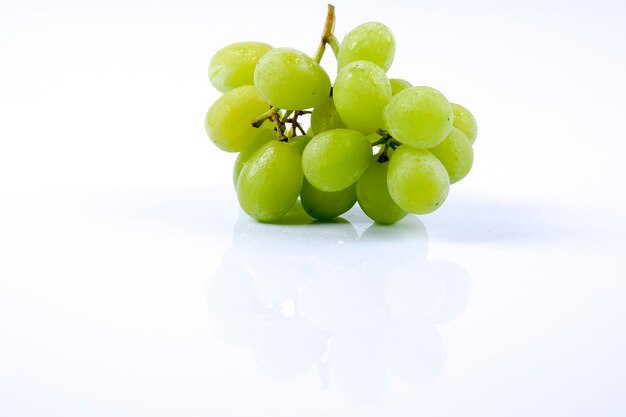 Primer plano de las uvas sobre un fondo blanco