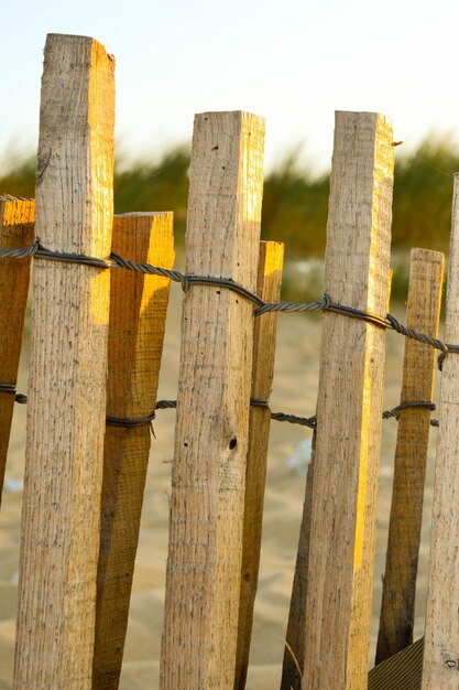 Primer plano de una valla de madera contra el cielo