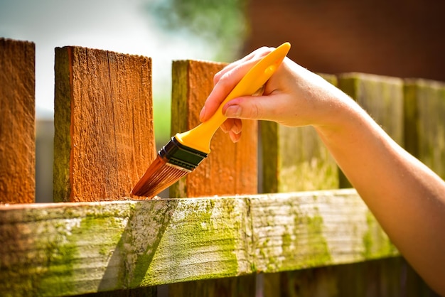 Foto primer plano de una valla de madera pintada a mano