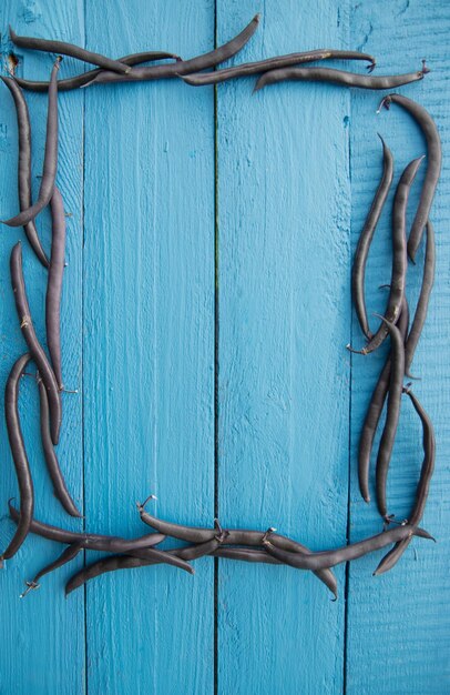 Foto primer plano de la valla metálica contra la pared azul