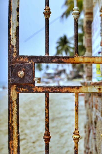 Foto primer plano de una valla metálica oxidada