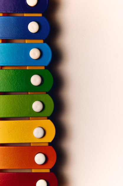 Primer plano de una valla multicolor contra la pared