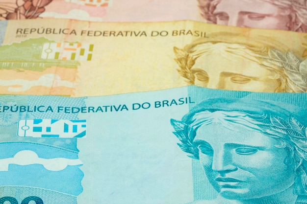 Primer plano de variados valores de dinero brasileño Economía de Brasil imagen conceptual