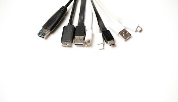 Primer plano de varias conexiones usb sobre un fondo blanco