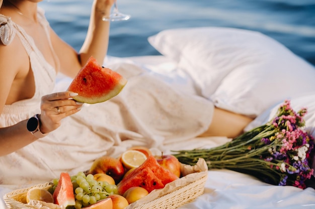 Primer plano de una variedad de frutas en una bandeja La niña toma la fruta en sus manos