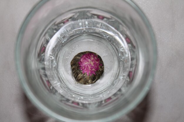 Foto primer plano de un vaso de bebida en la mesa