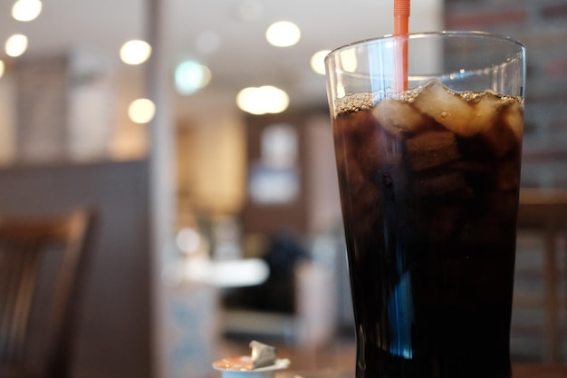 Foto primer plano de un vaso de café helado en la mesa