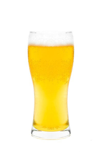 Foto primer plano de un vaso de cerveza contra un fondo blanco