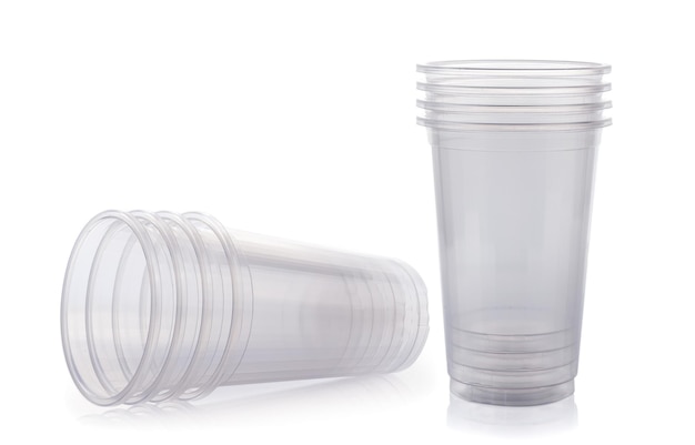 Primer plano de un vaso de cerveza contra un fondo blanco