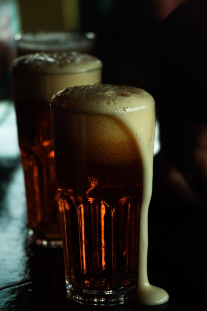 Foto primer plano de un vaso de cerveza en la mesa