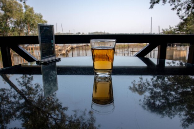 Foto primer plano de un vaso de cerveza en la mesa