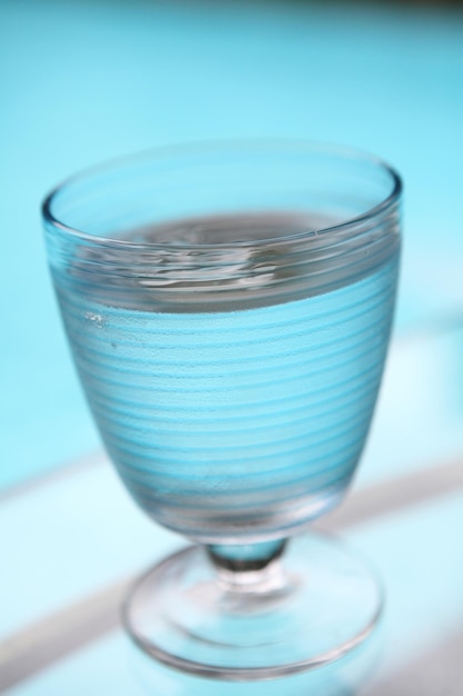 Foto primer plano de un vaso de cerveza en la mesa