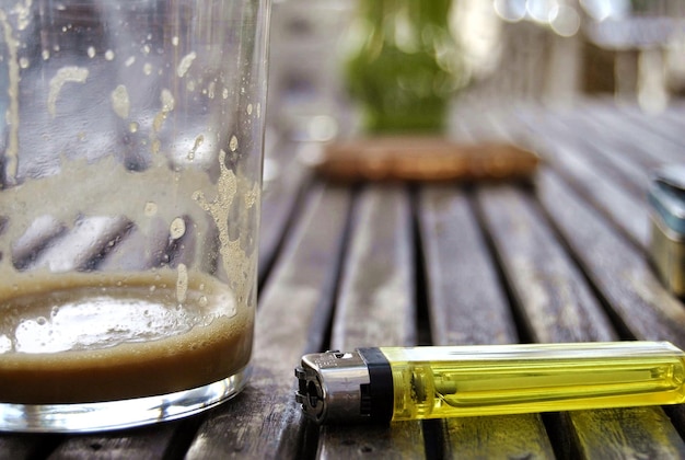 Foto primer plano de un vaso de cerveza en la mesa