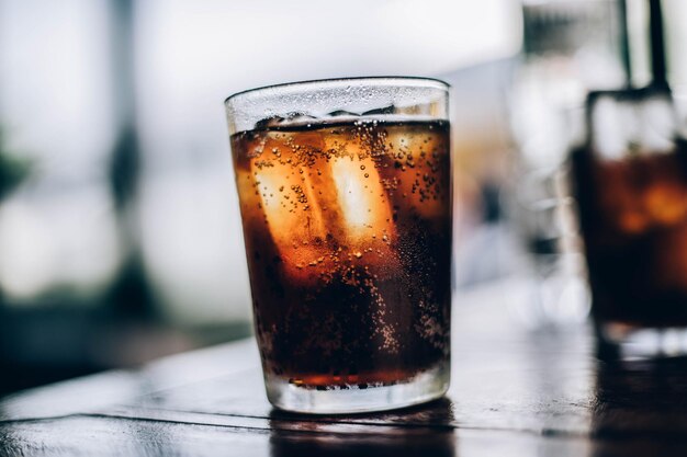 Primer plano de un vaso de cerveza en la mesa