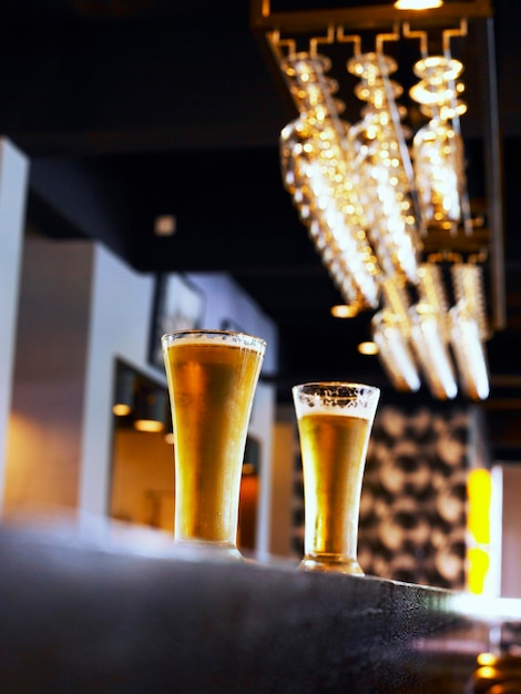 Foto primer plano de un vaso de cerveza en la mesa