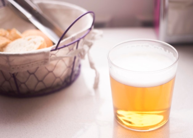 Foto primer plano de un vaso de cerveza en la mesa