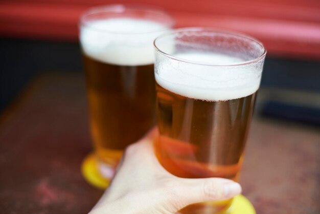 Foto primer plano de un vaso de cerveza