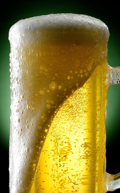 Foto primer plano de un vaso de cerveza