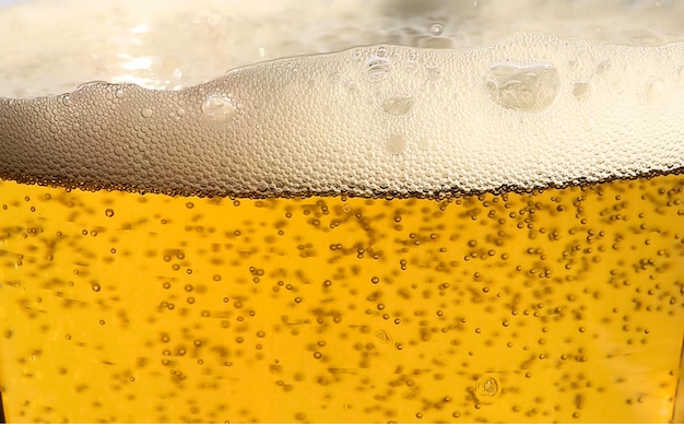 Primer plano de un vaso de cerveza
