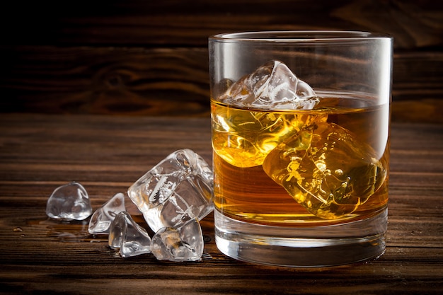 Primer plano de vaso con hielo y whisky