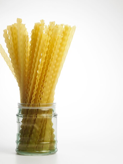 Foto primer plano de un vaso de pasta contra un fondo blanco