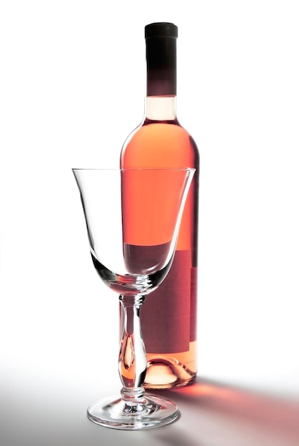 Foto primer plano de un vaso de vino en la mesa contra un fondo blanco