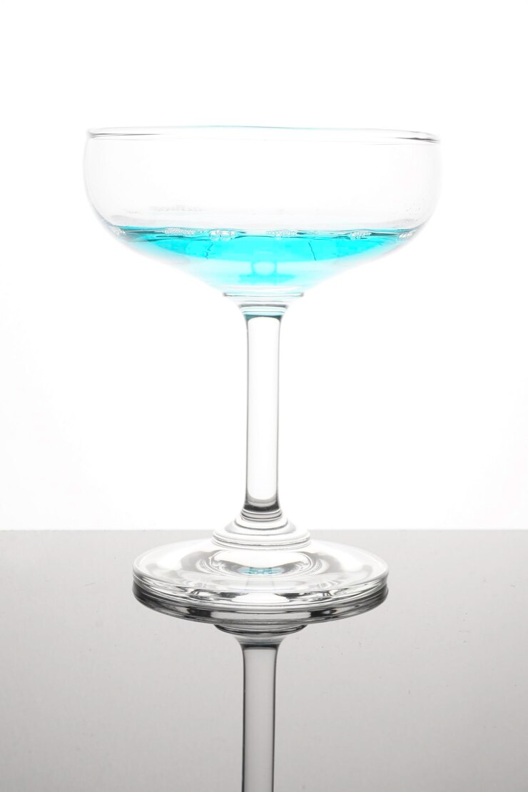 Foto primer plano de un vaso de vino en la mesa contra un fondo blanco
