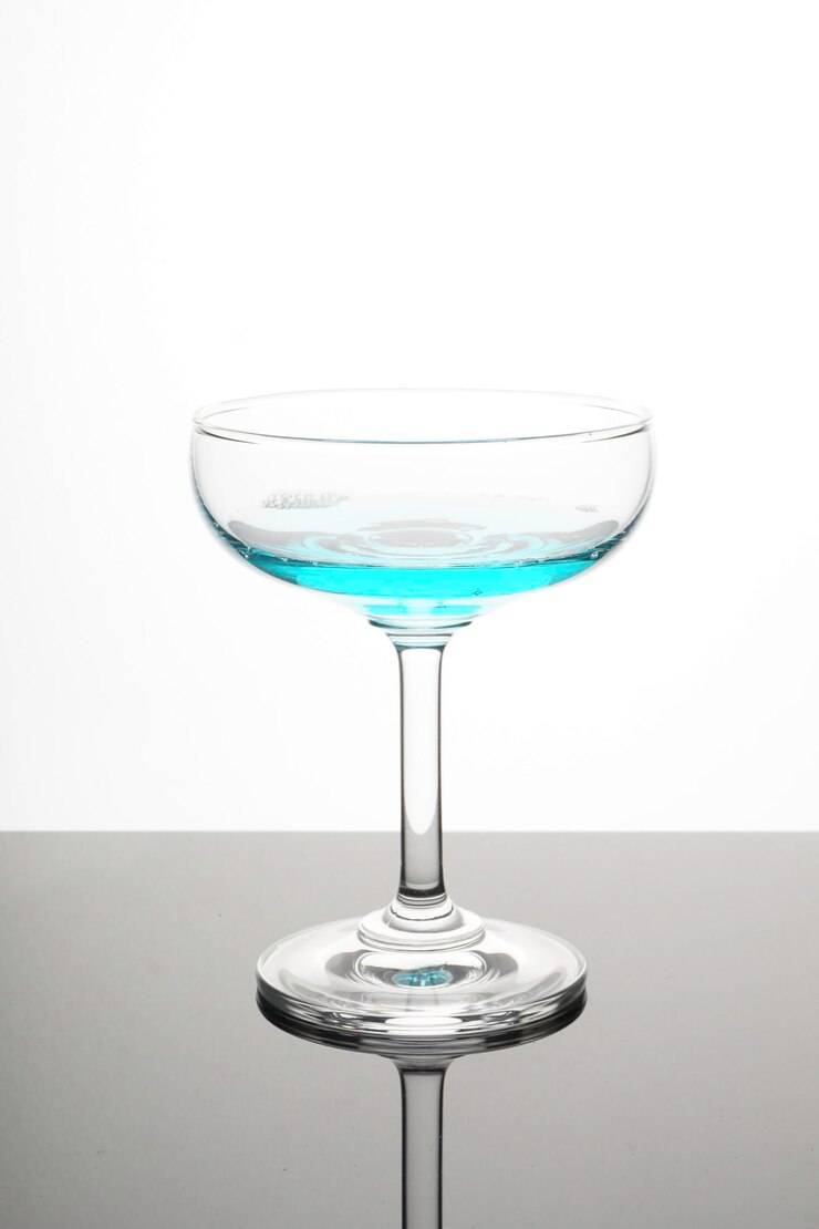Foto primer plano de un vaso de vino en la mesa contra un fondo blanco