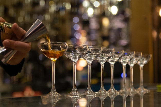 Primer plano de un vaso de vino en una mesa de vidrio