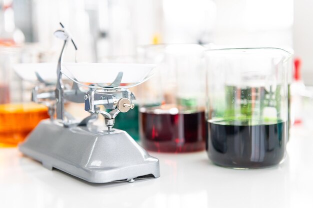 Foto primer plano de un vaso de vino en la mesa