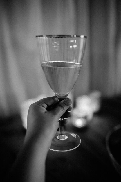 Primer plano de un vaso de vino en la mesa