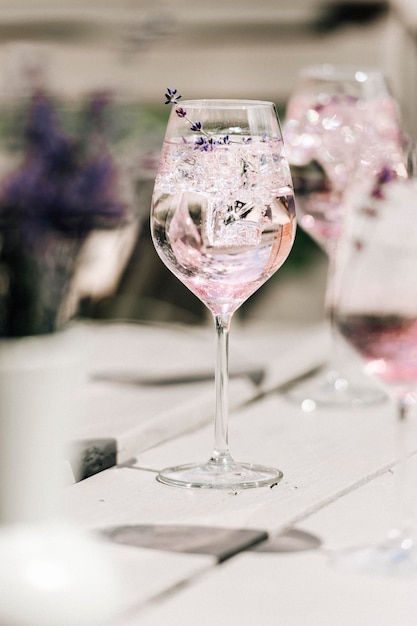 Foto primer plano de un vaso de vino en la mesa