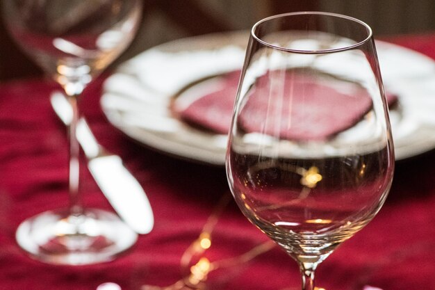 Foto primer plano de un vaso de vino en la mesa