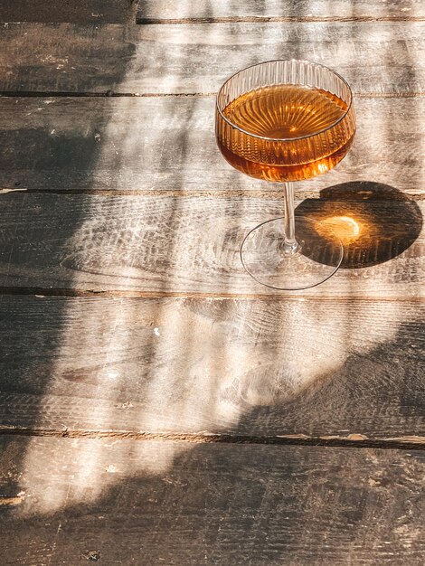 Foto primer plano de un vaso de vino en la mesa