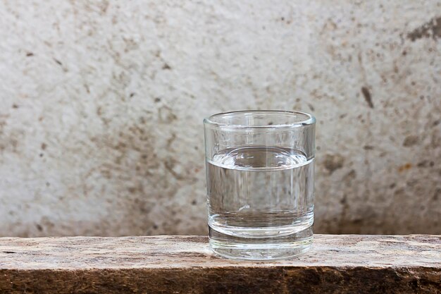 Primer plano de un vaso de vino en la mesa