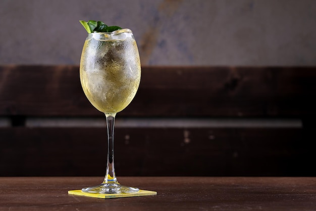 Primer plano de un vaso de vino en la mesa
