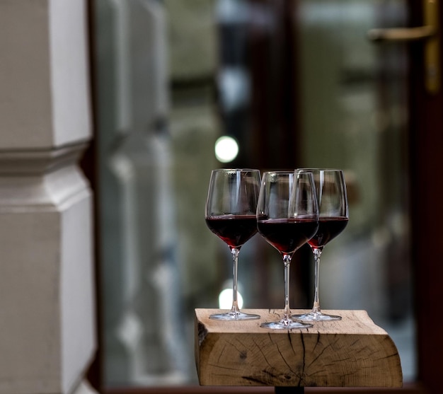 Foto primer plano de un vaso de vino en la mesa