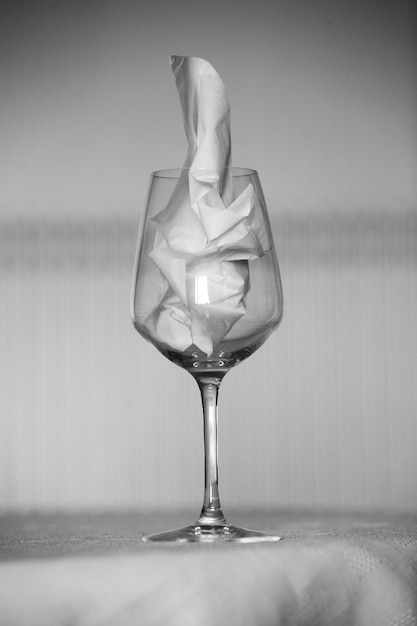 Foto primer plano de un vaso de vino en la mesa