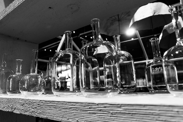Primer plano de vasos de vidrio en la mesa