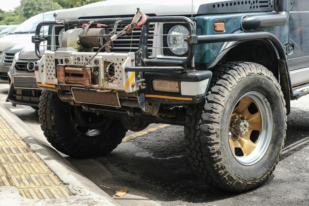Un primer plano de un vehículo 4x4