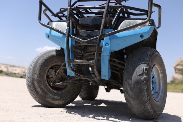 Primer plano de un vehículo de motor de actividad al aire libre extrema para bicicletas con buggy cuádruple azul para el concepto de carreras