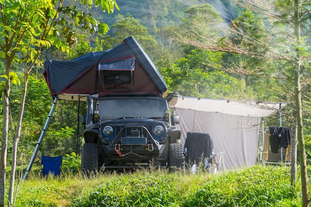 Primer plano de un vehículo todoterreno con una carpa de techo abierto