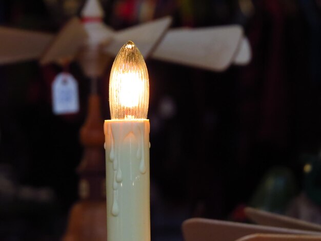 Foto primer plano de una vela artificial en la iglesia