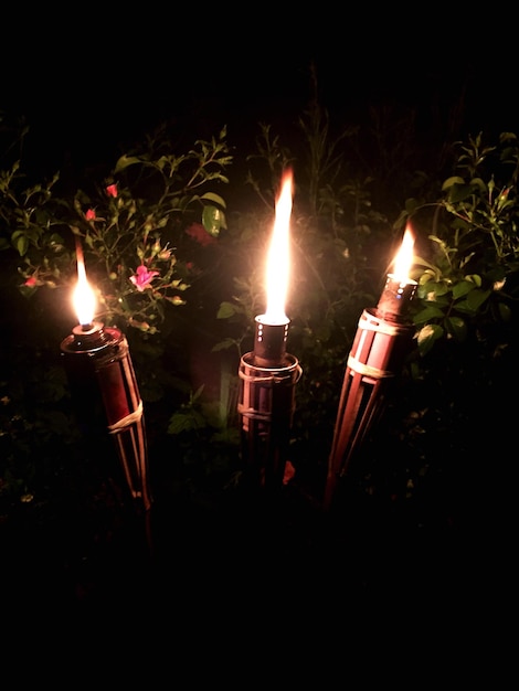 Foto primer plano de una vela encendida en el cuarto oscuro