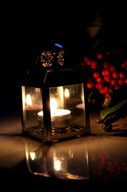 Primer plano de una vela encendida en el cuarto oscuro