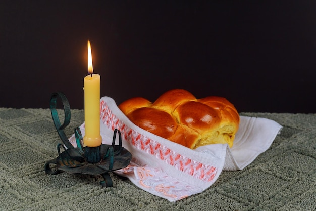 Primer plano de una vela encendida junto a la comida en la mesa