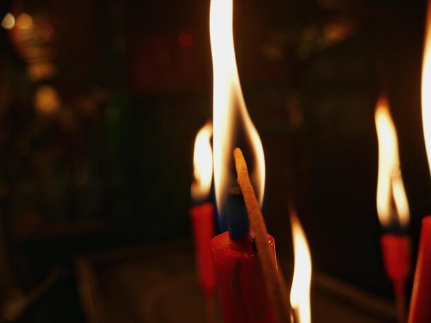 Primer plano de una vela encendida